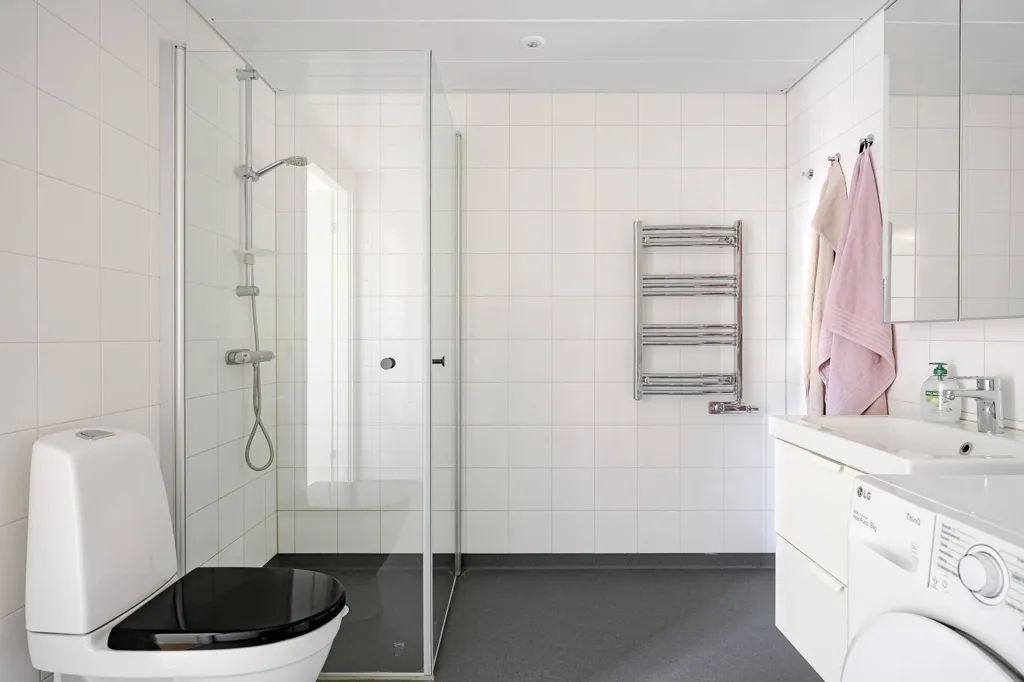 Salles de bain - Modern Flat with Sunny Balcony in Stockholm
