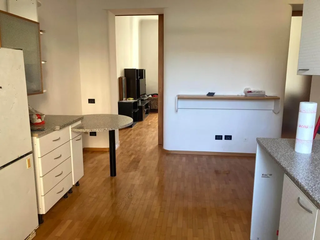 Cucina - Appartamento ristrutturato con parquet a Ancona
