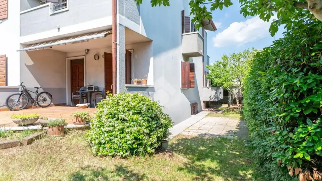 Terrazza - Semi-detached House with Garden in Dossobuono