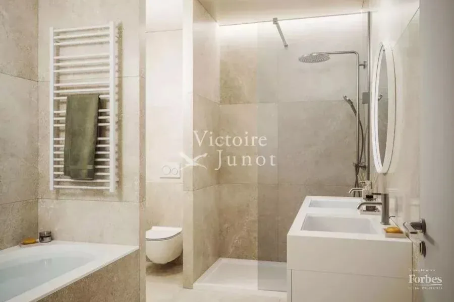 Bathrooms - 3-Bedroom Flat with Terrace in Val Duchesse