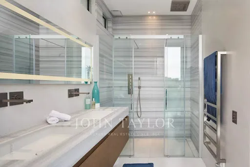 Salles de bain - Villa Contemporaine avec Vue Panoramique à Antibes