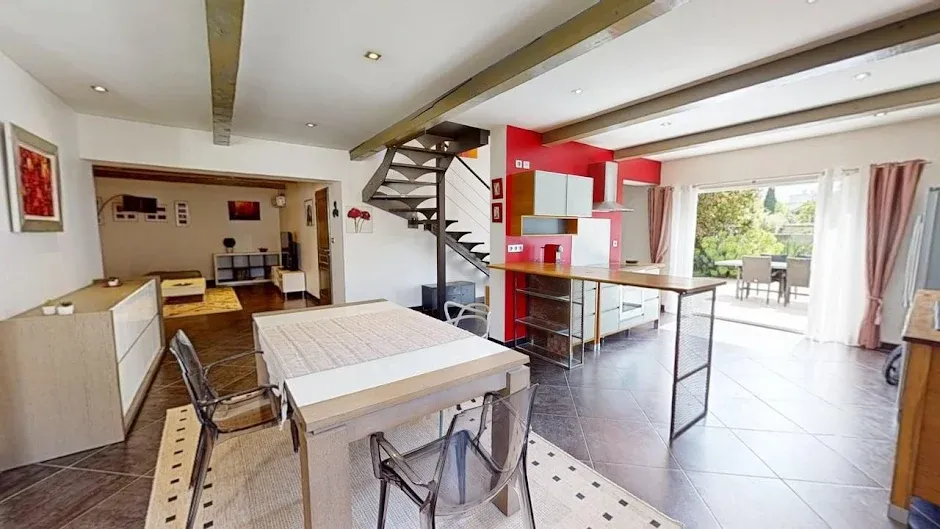 Salle à manger - Maison Rénovée avec Garage à Vaulx-en-Velin