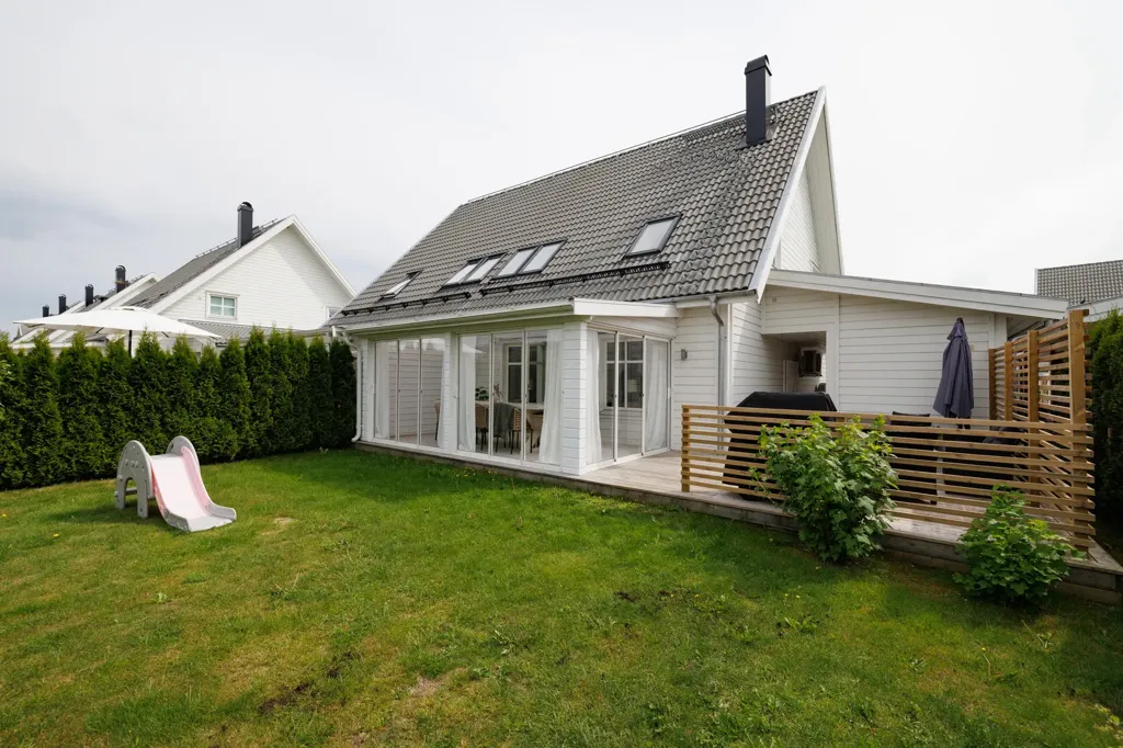 Jardin - Modern Apartment with Balcony in Ekeby-Almby