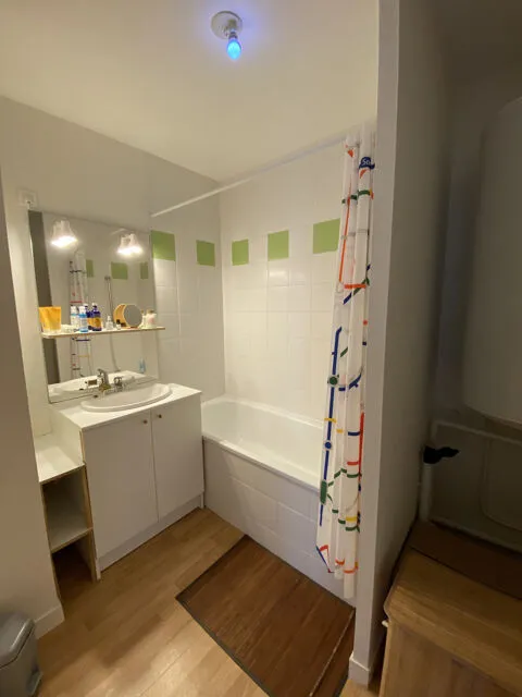 Vannitoad - 2-Bedroom Apartment with Balcony in Pont-Neuf