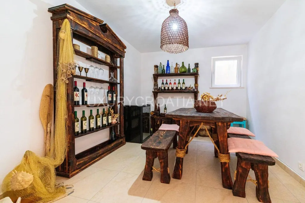 Söögituba - Beachfront Villa with Jacuzzi in Korčula