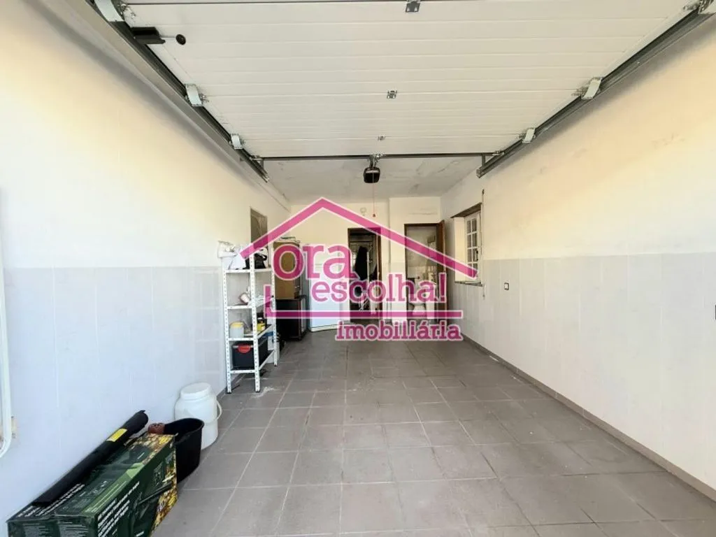 Garage - Detached House with Garden in Seixal
