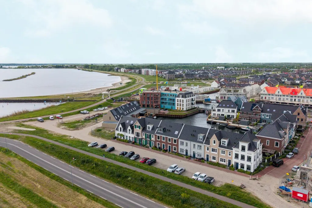 Õhuvaade - Modern Terraced House with Waterfront in Zeewolde