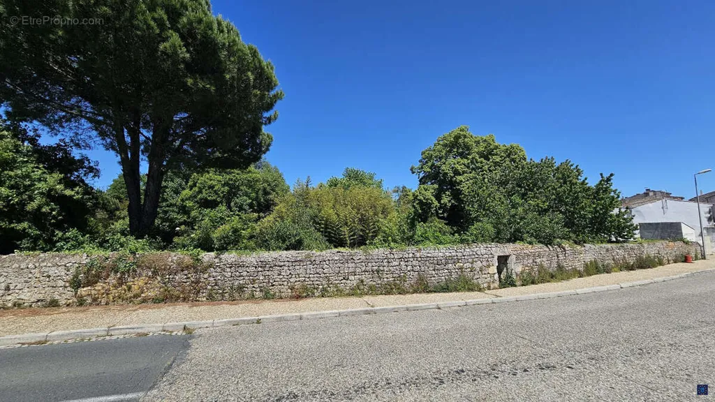 Jardin - Non-Constructible Land in Nancras