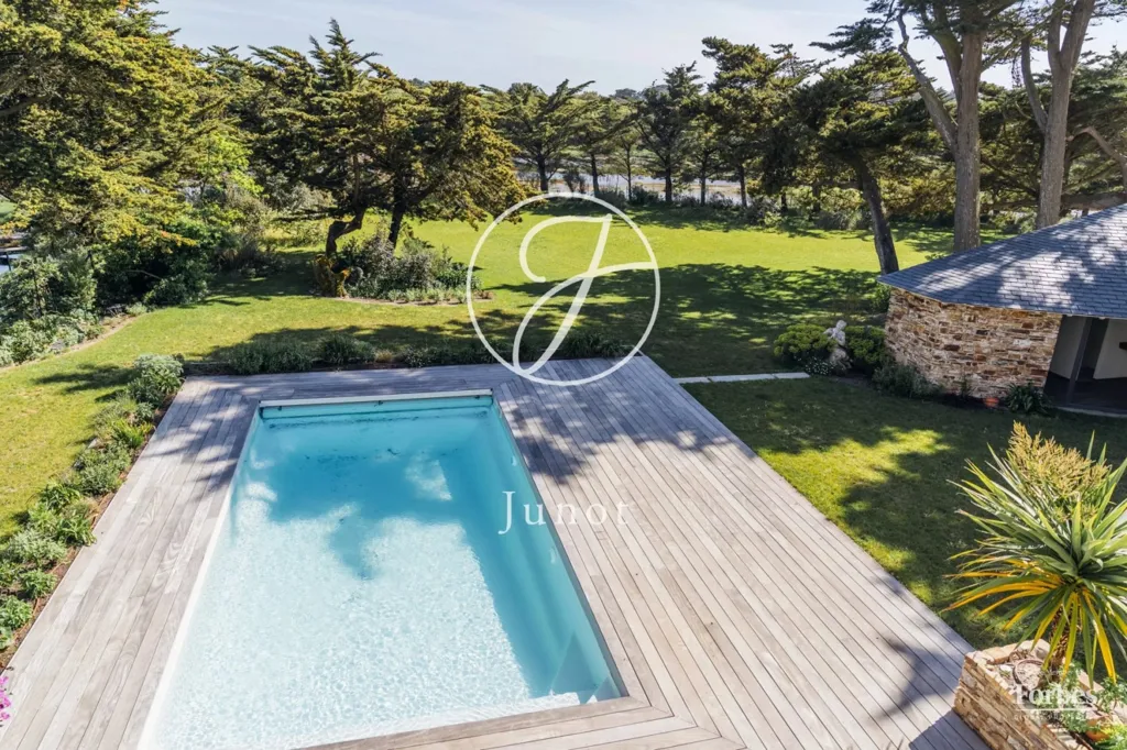 Vue aérienne - Villa Rénovée Face à la Mer avec Piscine au Croisic
