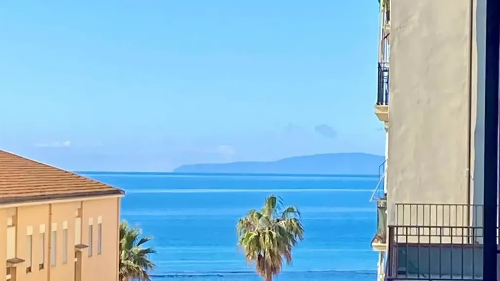Rõdu - Studio with Sea View in Follonica Centre