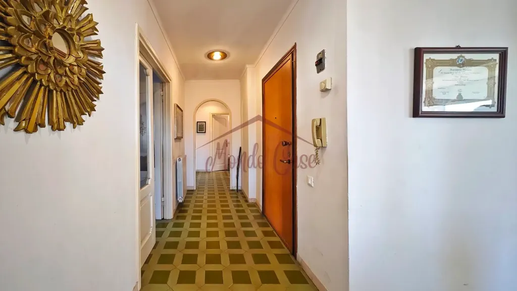Entrée - Penthouse with Panoramic View in Massa Centre