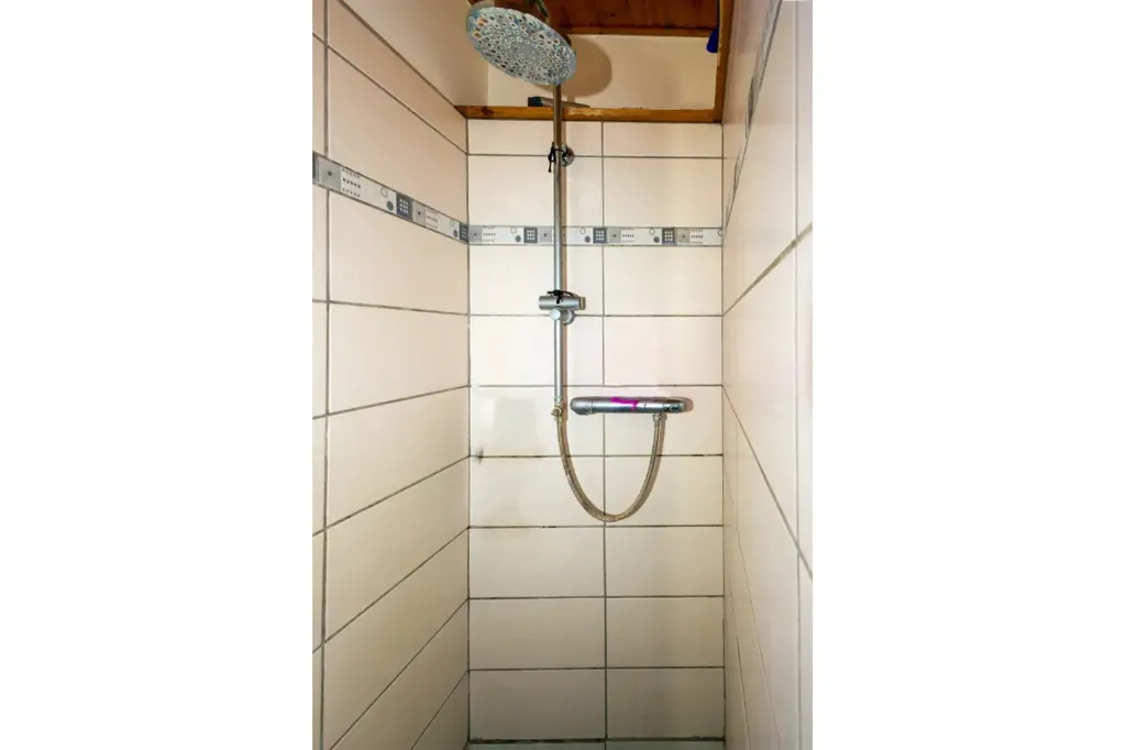 Salles de bain - Immeuble Mixte avec Commerce au Centre de Boussu