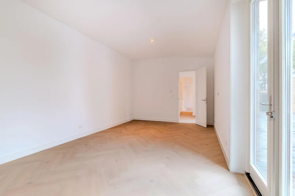Rooms - Modernised Three-Bedroom Flat with Garden in 's-Gravenhage