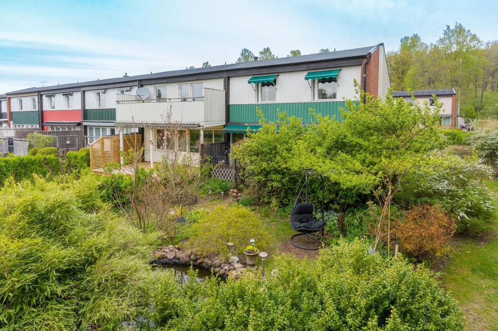 Aed - Terraced House with Corner Plot in Borås
