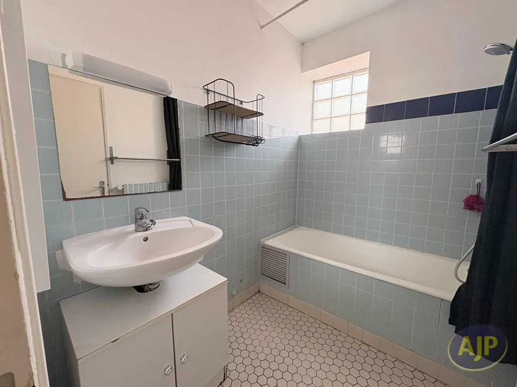 Salles de bain - Maison de Ville 3 Chambres avec Jardin à Luçon