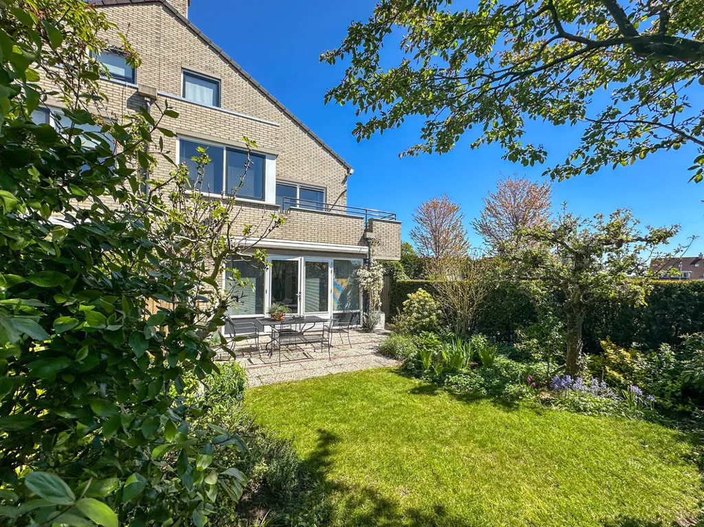 Jardin - Villa with Water View in Leidschendam