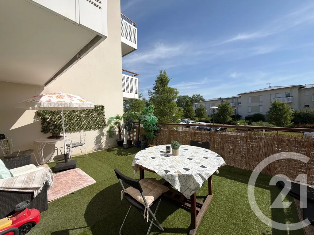 Terrass - 4-Bedroom Garden Flat in Ecquevilly