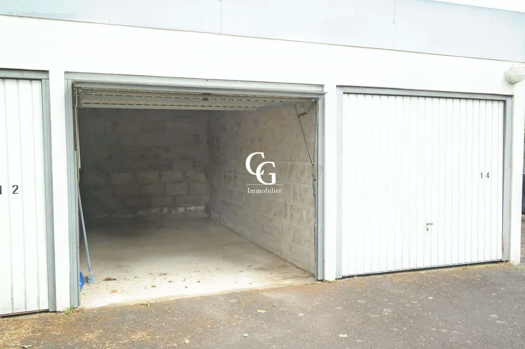 Garage - Garage Fermé avec Accès Sécurisé à Nantes