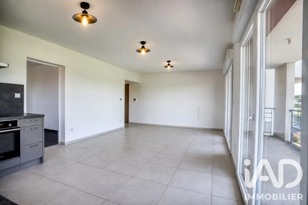 Cuisine - Appartement avec Balcon et Garage à Manom
