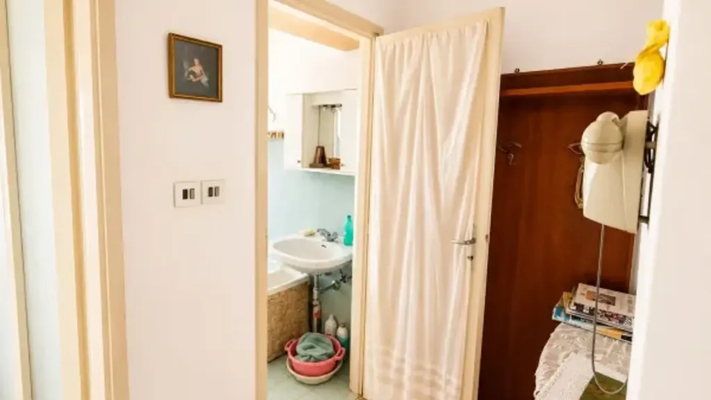 Salles de bain - Personalisable Triplex with Balcony in Asti