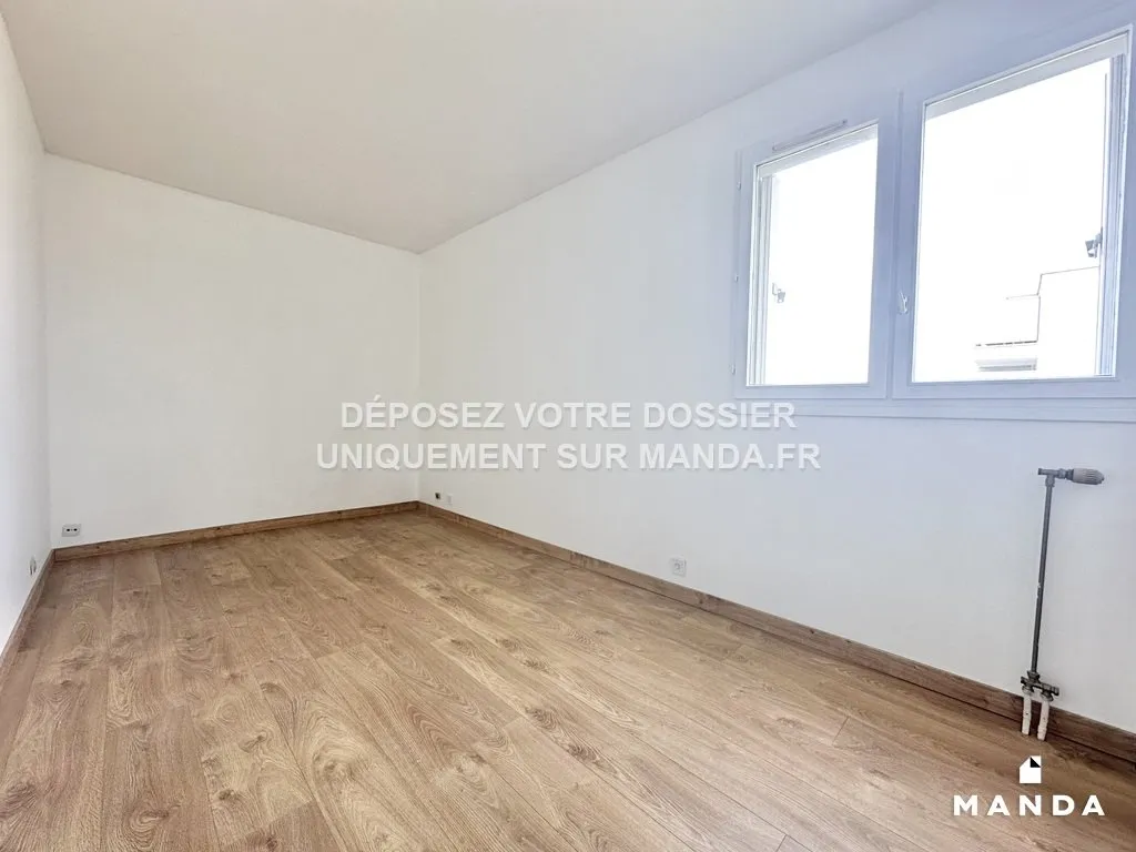 Toad - T2 Flat with Balcony in Lognes