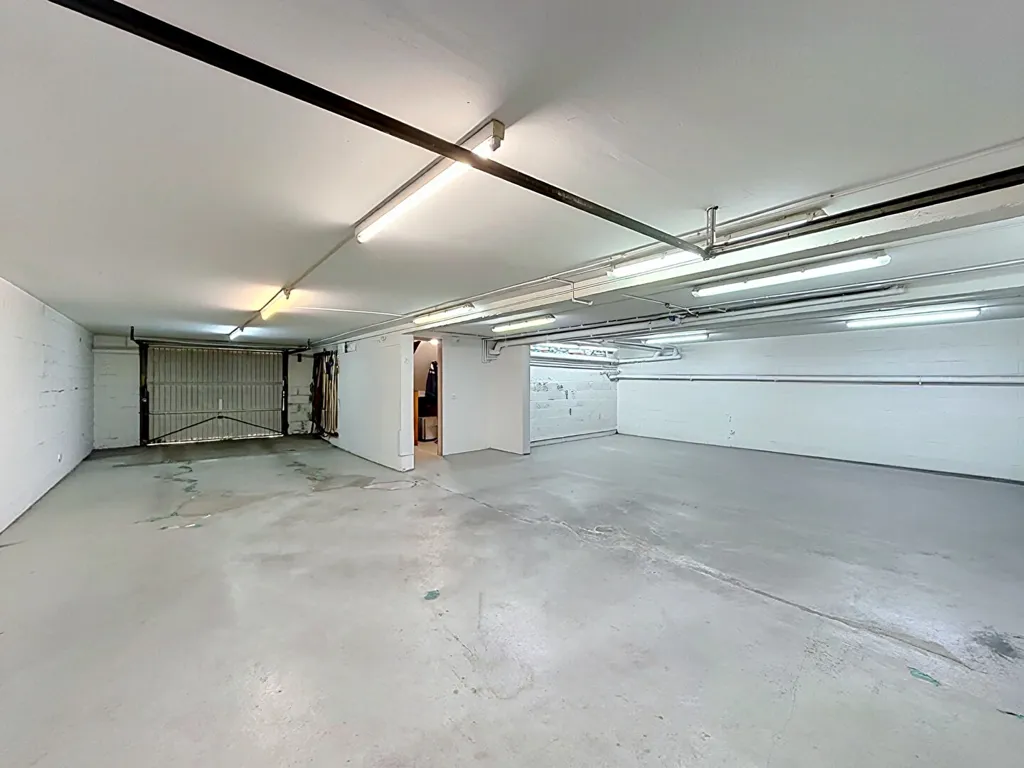 Garage - Immeuble de 8 Pièces avec Jardin au Val de Brie