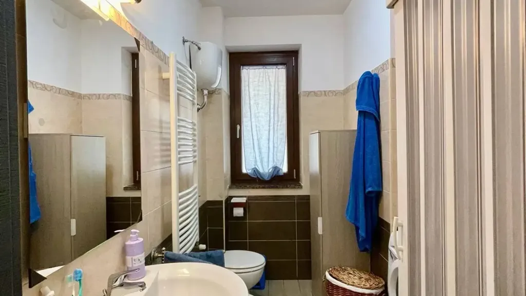 Salles de bain - Rear-Accessed Apartment with Private Garden in Ceccano