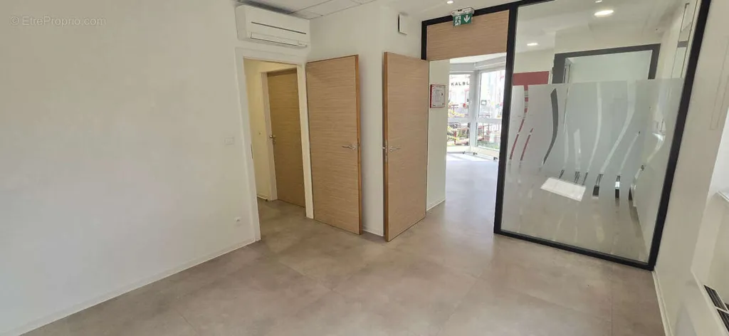 Entrée - Bâtiment Professionnel Rénové à Fréland