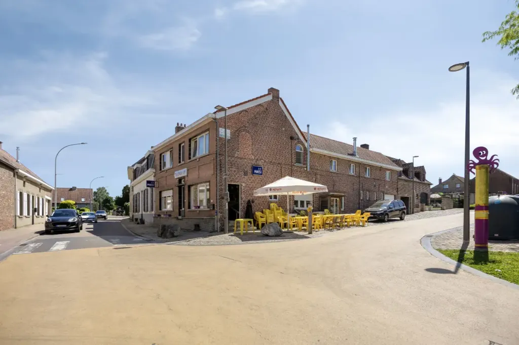 Extérieur - Immeuble de Coin Historique à Mollem