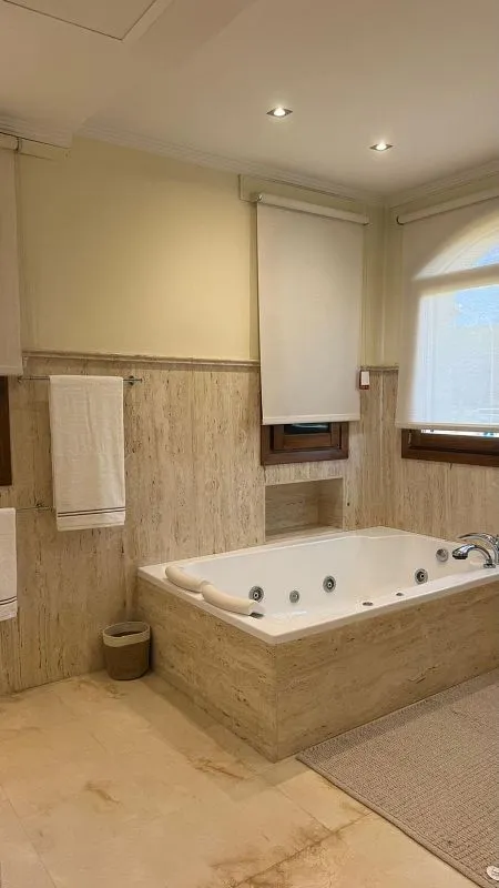 Bathrooms - Villa with Pool in Costabella, East Marbella