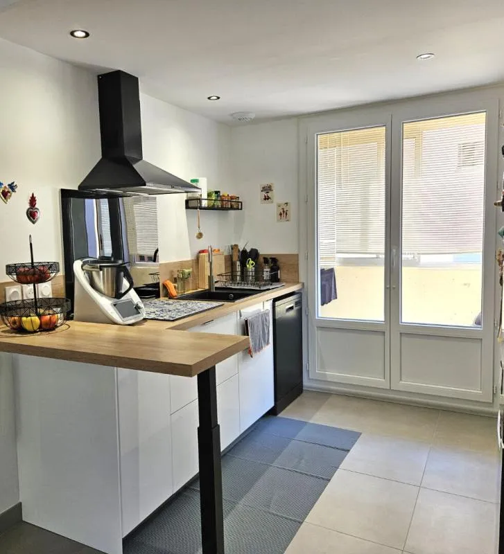Cucina - Refurbished Flat with Loggia in Bourgoin-Jallieu