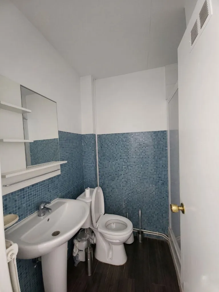 Salles de bain - Studio avec Cuisine Aménagée au 20ème Arrondissement de Paris