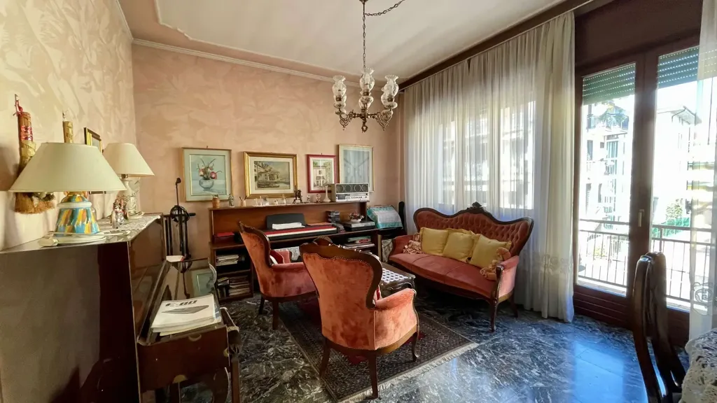 Séjour - Versatile Villa Portion in Borgo Roma, Verona