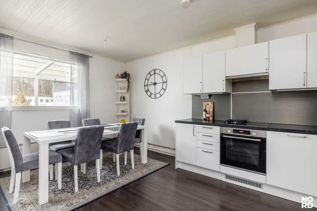 Söögituba - Modernised Apartment with Balcony in Simonlaakso