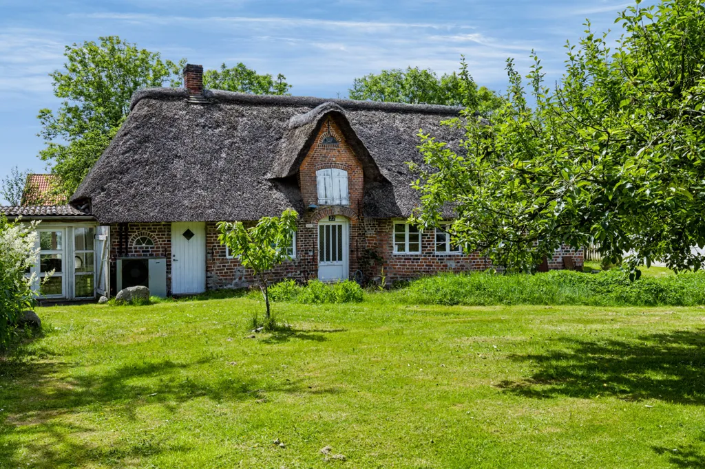 Exterior - Historic Villa with Garden in Højer