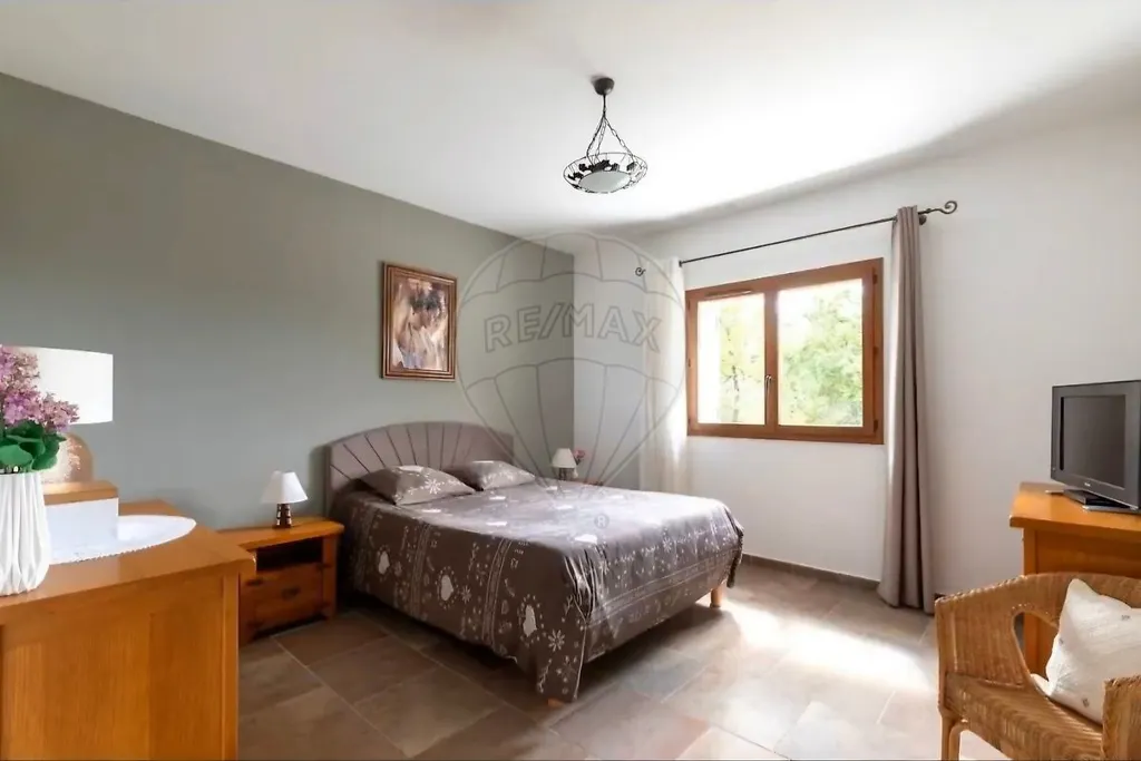 Chambres - Maison avec Vues Panoramiques à Coursegoules