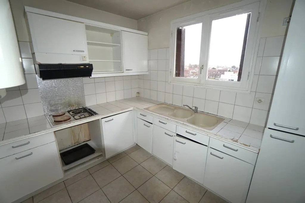 Cuisine - Appartement F2 au Dernier Étage avec Parking à Proximité des Commodités