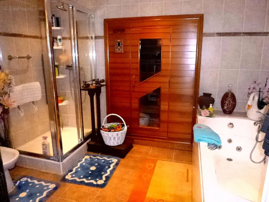 Salles de bain - Villa de Plain Pied avec Jardin à Port St Louis