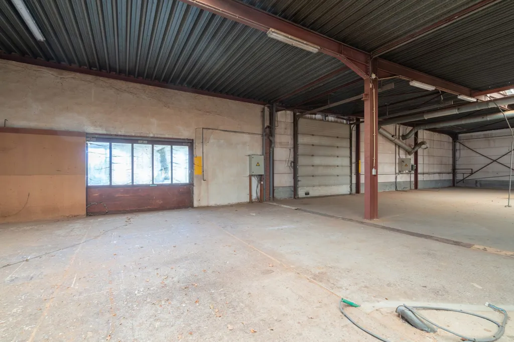 Garage - Hangar Commercial avec Section Poignée à Hamme