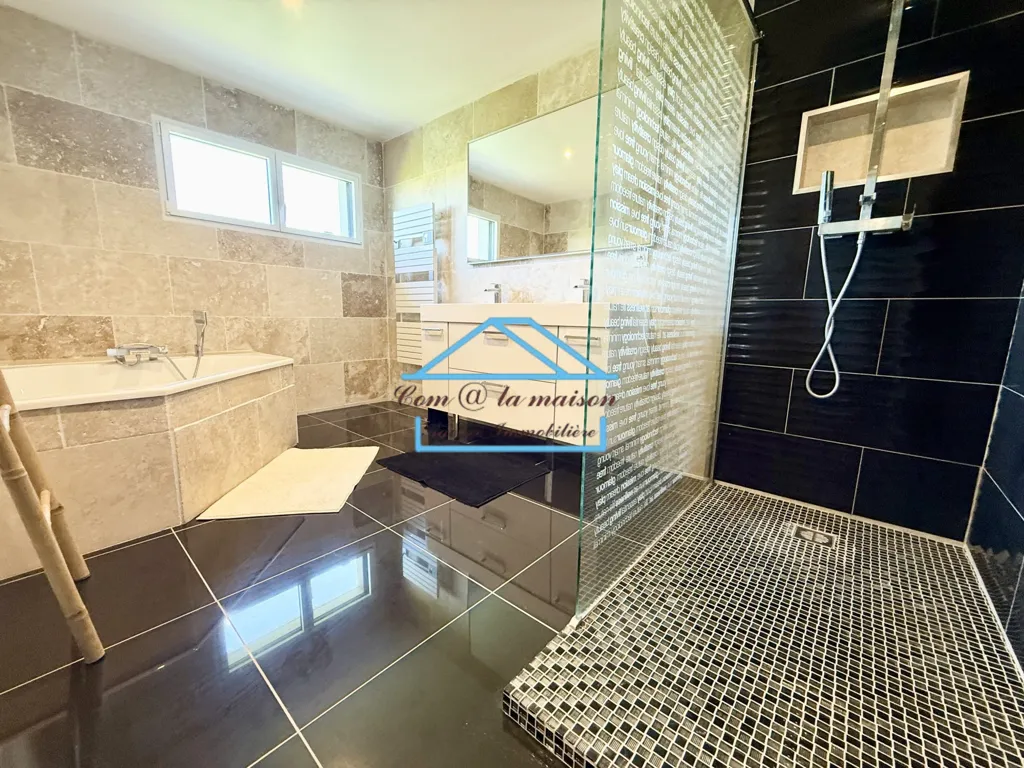 Salles de bain - Propriété Contemporaine avec Jacuzzi à Octeville-sur-Mer