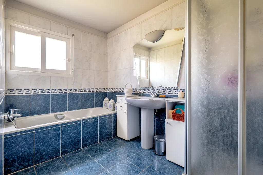 Salles de bain - Maison d'Architecte Lumineuse avec Dépendance à Verrières-le-Buisson
