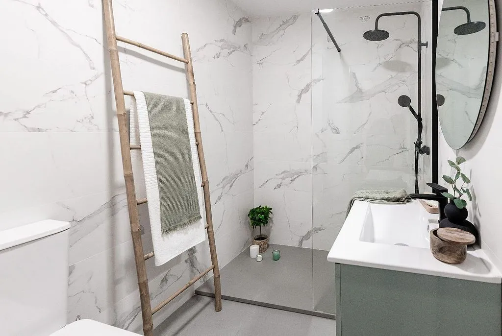 Bathrooms - Modern Flat with Lift in Sector Oficios