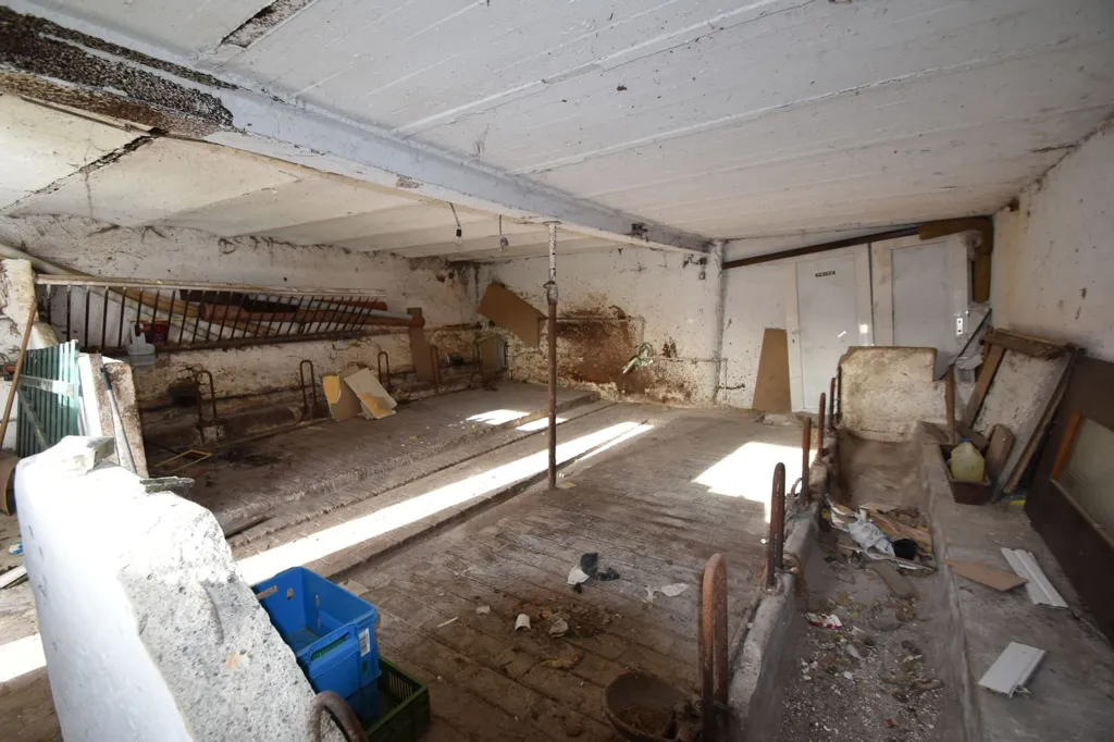 Pièces - Anciennes Écuries à Rénover au Village de Les Bulles