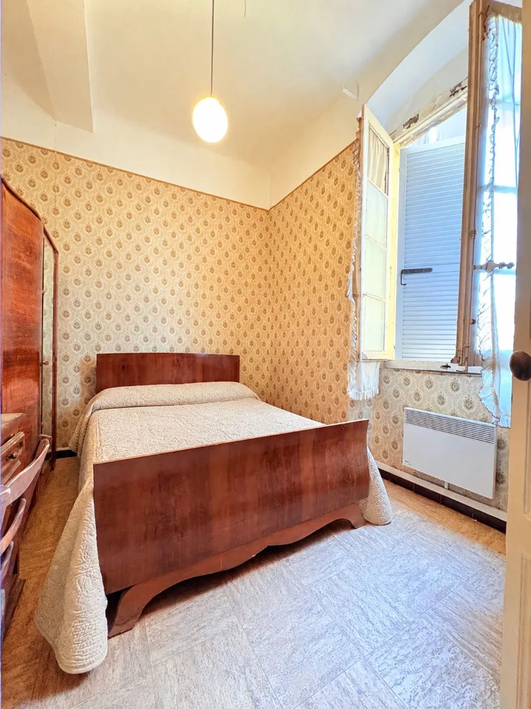 Chambres - Appartement 4 Pièces avec Balcon au Centre de Bastia