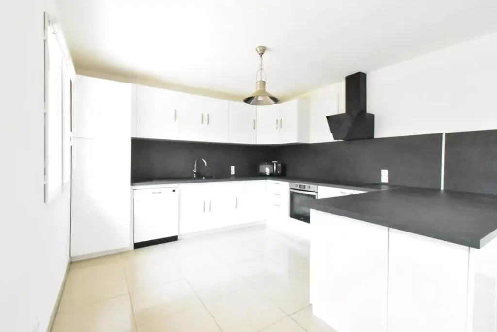 Köök - Property with Garden and Balcony in Central Location