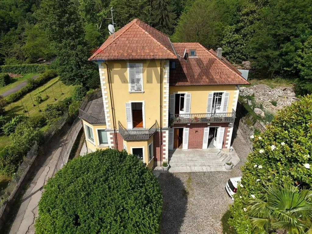 Luftaufnahme - Historic Villa with Private Garden in Mergozzo