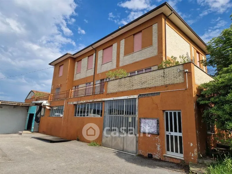 Välivaade - Mixed-Use Rustico with Industrial Space in Falconara Marittima