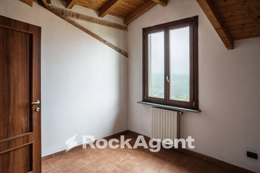 Rooms - First Floor Flat with Balcony in Camolino