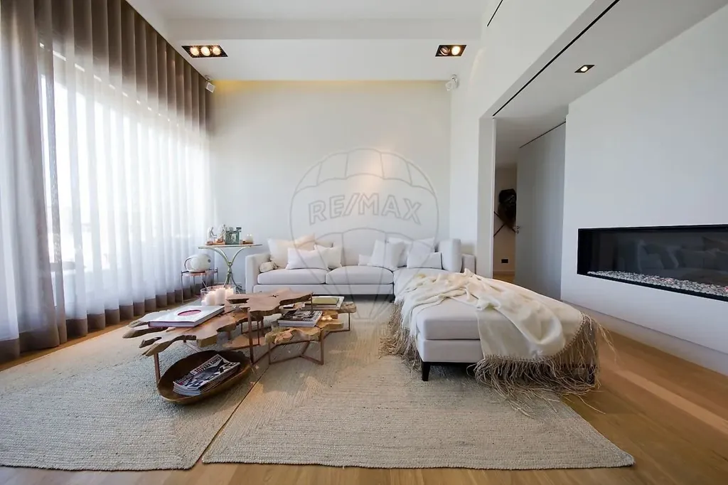 Séjour - Lisbon Condo with Terrace and Fireplace