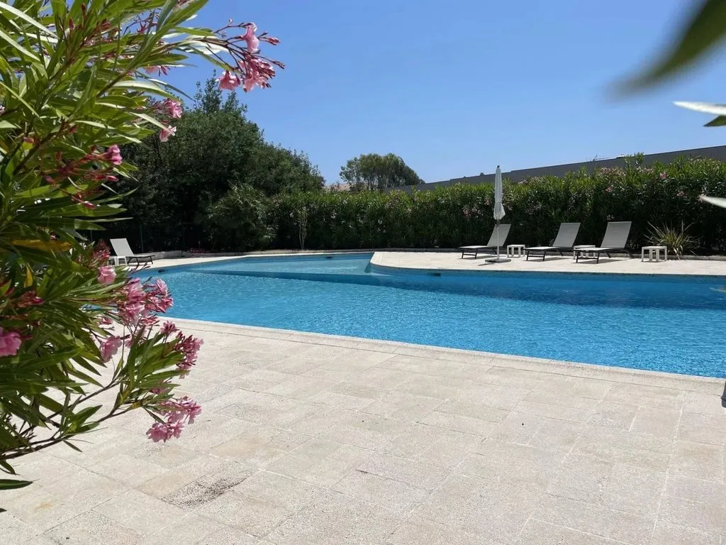 Piscine - Appartement Moderne avec Vue Mer à Cannes
